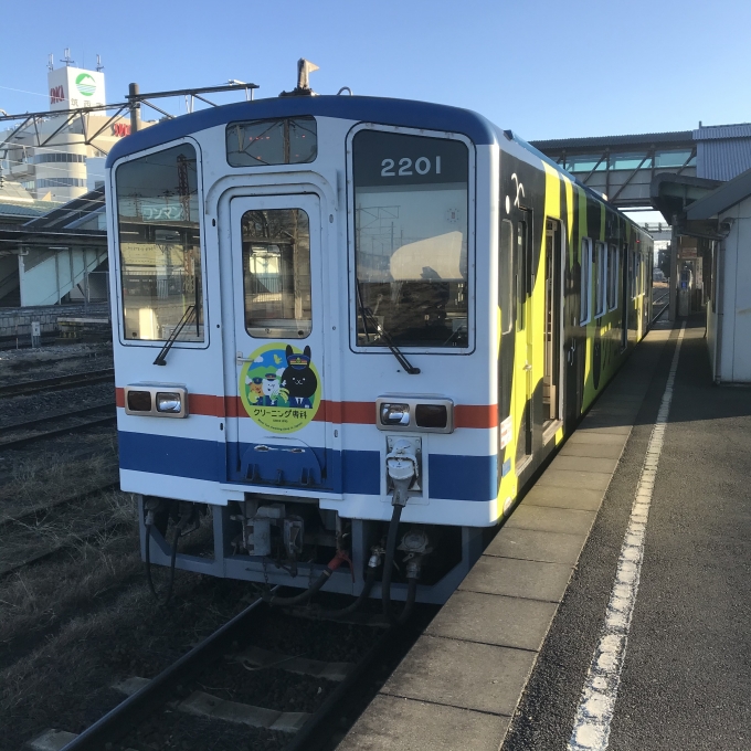 鉄道乗車記録の写真:乗車した列車(外観)(3)        「キハ2201。下館駅5番ホーム。」