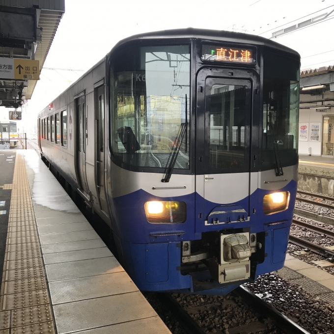 鉄道乗車記録の写真:乗車した列車(外観)(3)        「ET122-6。糸魚川駅2番のりば。」