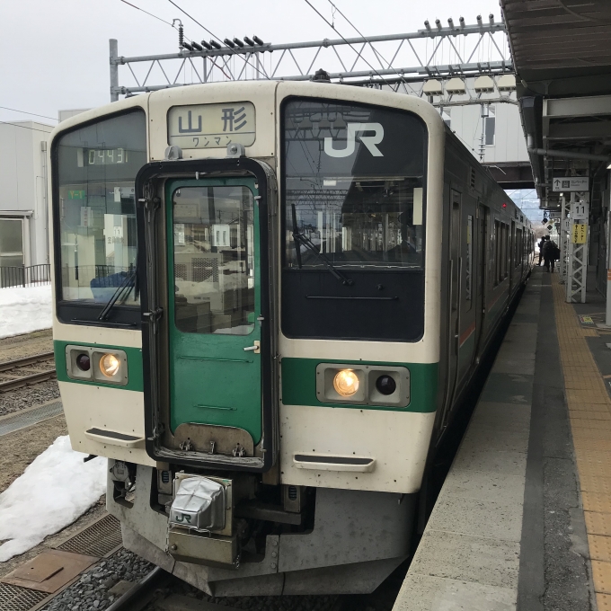 鉄道乗車記録の写真:乗車した列車(外観)(3)        「Y-1編成。米沢駅3番ホーム。」