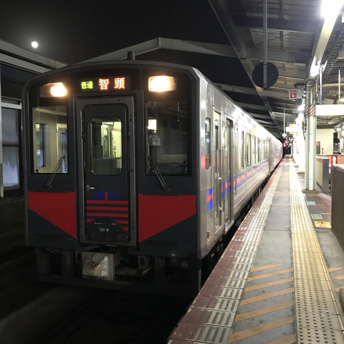 鉄道乗車記録の写真:乗車した列車(外観)(3)        「キハ121-9＋キハ126-1014＋キハ126-144。鳥取駅4番のりば？」