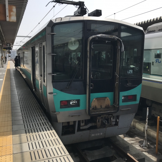 鉄道乗車記録の写真:乗車した列車(外観)(3)        「クモハ125-9。加古川駅5番のりば。」