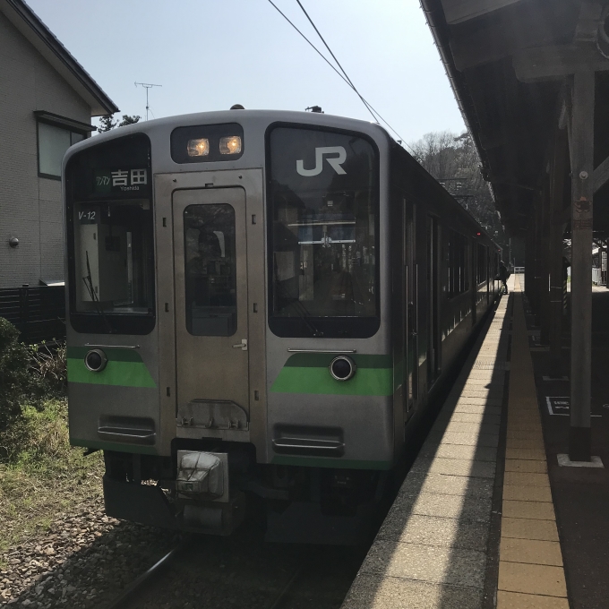 鉄道乗車記録の写真:乗車した列車(外観)(2)        「V12編成。弥彦駅1番線。」