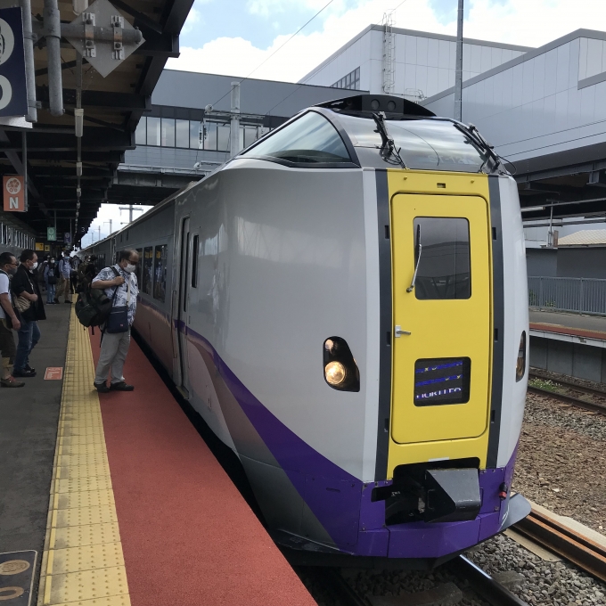 鉄道乗車記録の写真:乗車した列車(外観)(3)        「キハ261形ST1211編成。新函館北斗駅3番線。」