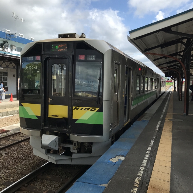 鉄道乗車記録の写真:乗車した列車(外観)(3)        「札ナホH100-8＋札ナホH100-3。倶知安駅2番線。」