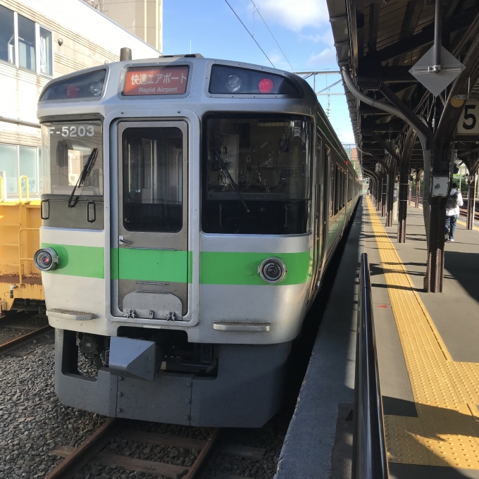 鉄道乗車記録の写真:乗車した列車(外観)(3)        「札サウF-5103+F-5203編成。小樽駅5番線。」