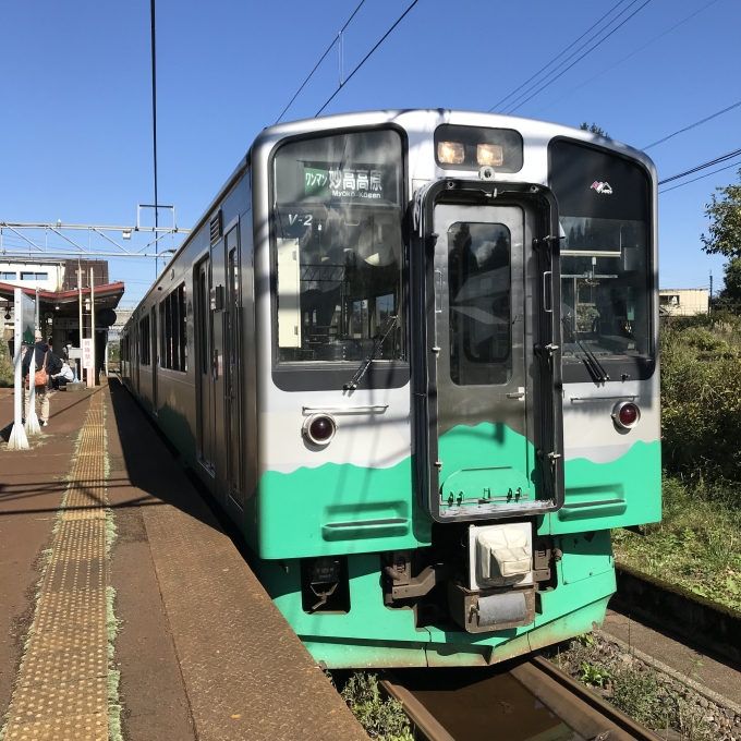 鉄道乗車記録の写真:乗車した列車(外観)(3)        「V-2編成。関山駅2番線。直江津始発。」