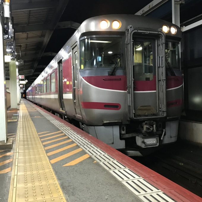 鉄道乗車記録の写真:乗車した列車(外観)(3)        「H4編成。鳥取駅1番のりば。」