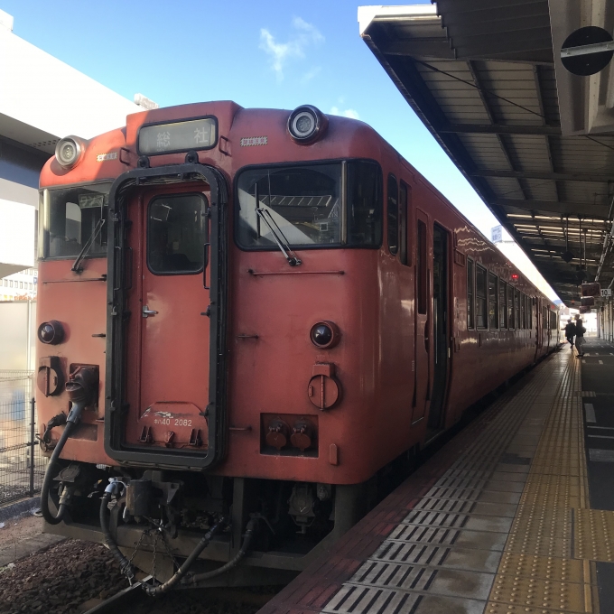鉄道乗車記録の写真:乗車した列車(外観)(3)        「岡オカ キハ40 2082＋岡オカ キハ47 64。岡山駅10番のりば。」