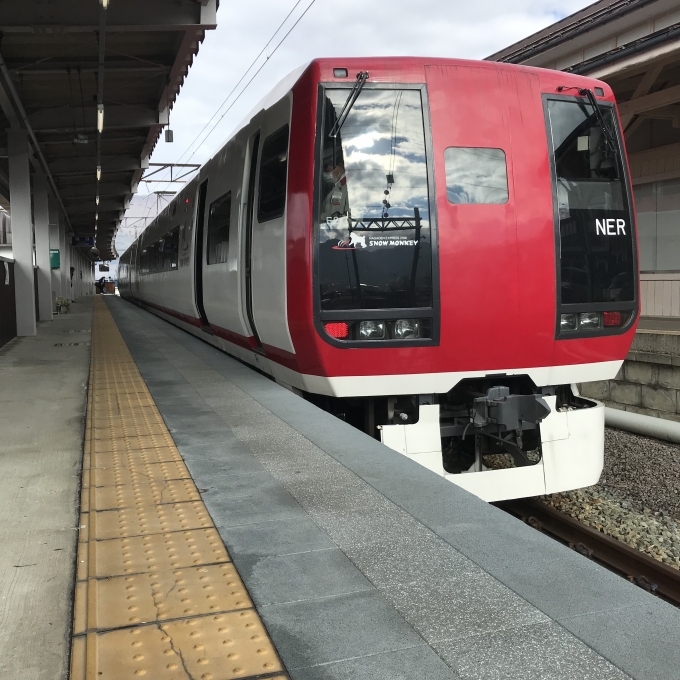 鉄道乗車記録の写真:乗車した列車(外観)(3)        「E2編成。湯田中駅1番線。」