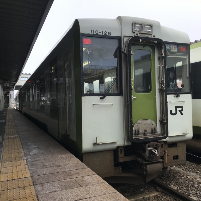 鉄道乗車記録の写真:乗車した列車(外観)(3)        「キハ110-103＋キハ110-126。石巻駅3番線。」
