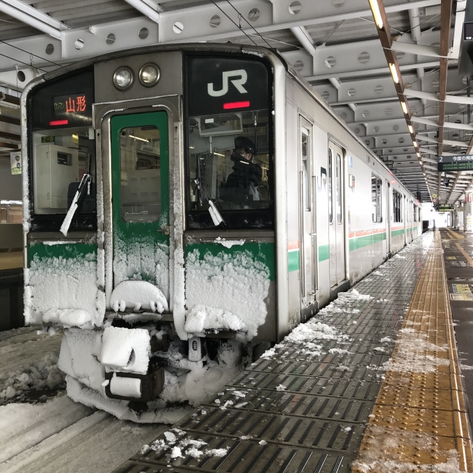 鉄道乗車記録の写真:乗車した列車(外観)(3)        「700系仙カタZ-6編成。新庄駅2番線。」