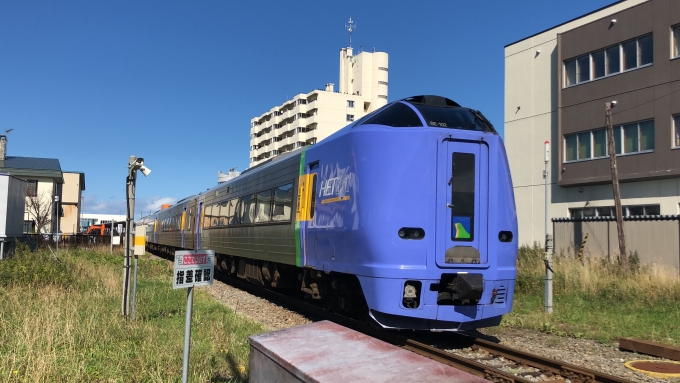 鉄道乗車記録の写真:乗車した列車(外観)(1)     「日本最北端の踏切にて撮影」