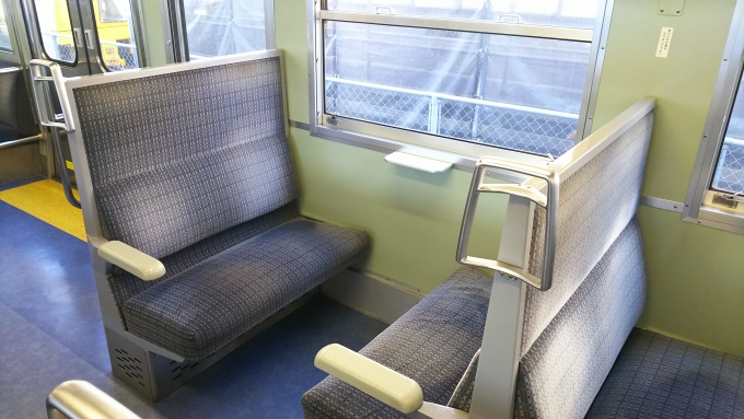 鉄道乗車記録の写真:車内設備、様子(2)        「S6編成のみに残るオリジナルの国鉄型ボックスシート。」