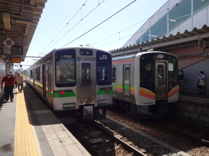 鉄道乗車記録の写真:乗車した列車(外観)(2)        「内野到着後(下り方)
柏崎から新潟へ向かう147M→153MのE129系A7編成と顔合わせです。」