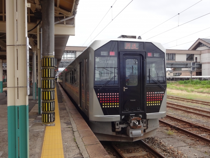鉄道乗車記録の写真:乗車した列車(外観)(1)        「新津到着後(下り方)
新車なだけあってか、外観・車内とも綺麗でした。」