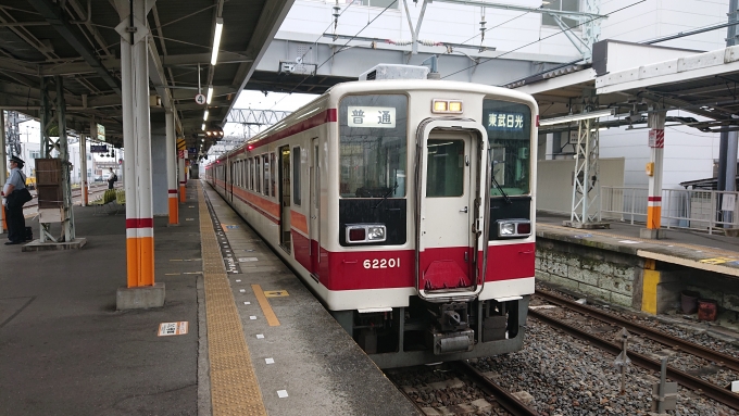 鉄道乗車記録の写真:乗車した列車(外観)(1)     「新栃木発車前(下り方)
唯一200番台を名乗る会津鉄道所属の61201F。
6050系の最終製造編成、外観は大きく異なる点はないようです。」