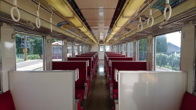 鉄道乗車記録の写真:車内設備、様子(2)        「6169の車内。
ドア間にボックスシートがずらりと並びます。」