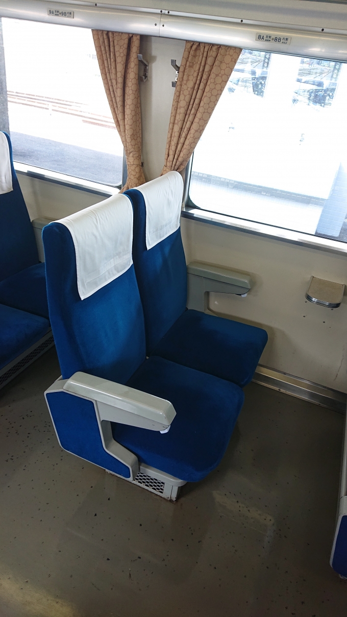 鉄道乗車記録の写真:車内設備、様子(4)     「14系の座席。
ほぼ原型通りの簡易リクライニングシートが装備されています。」