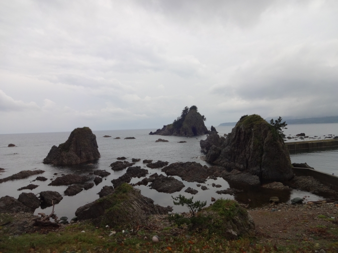 鉄道乗車記録の写真:車窓・風景(3)        「深浦町の汐ヶ島付近。
雲の張る日本海沿岸を進んでいきます。」
