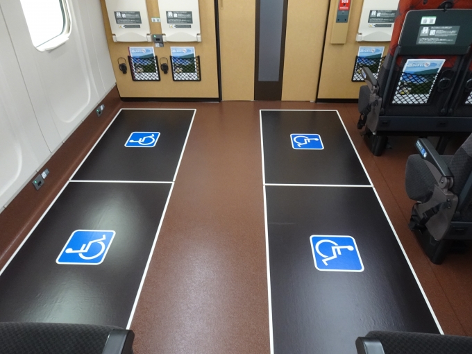 鉄道乗車記録の写真:車内設備、様子(3)        「E725-443の車椅子スペース。」