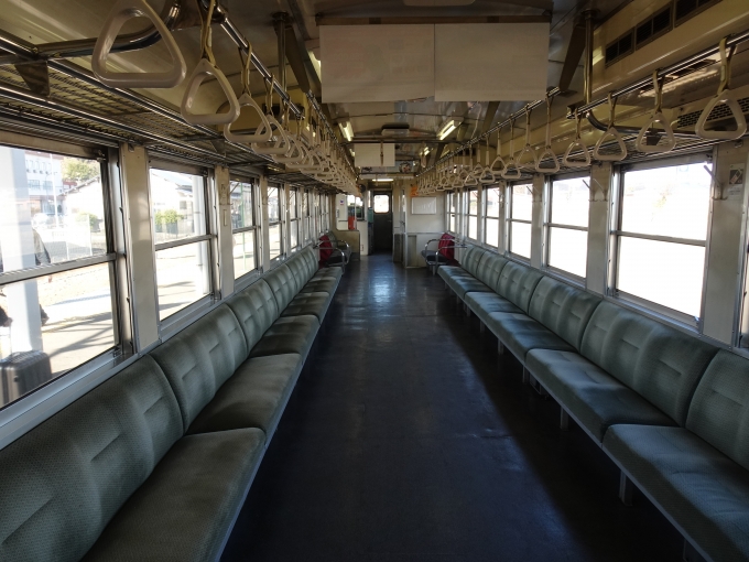 鉄道乗車記録の写真:車内設備、様子(2)        「キハ40-544車内
ロングシート改造車。
併結相手のキハ40-575はボックスシート。」