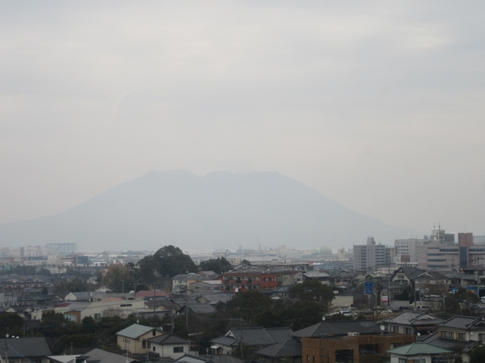 鉄道乗車記録の写真:車窓・風景(4)     「桜島（うっすら見える程度）」