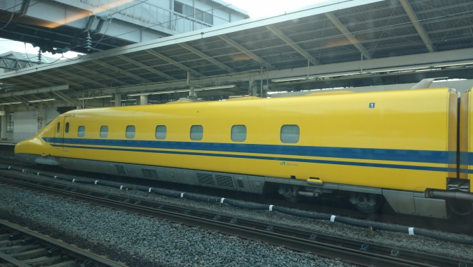 鉄道乗車記録の写真:列車・車両の様子(未乗車)(2)        「ドクターイエローと遭遇 その1
1両目の車両番号は 923-3001 。
列車編成は T1 でした。」
