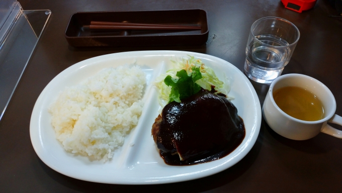 鉄道乗車記録の写真:駅弁・グルメ(1)          「キッチン・ミキさんのチーズハンバーグ¥500
安くてうま
さすが学生街」