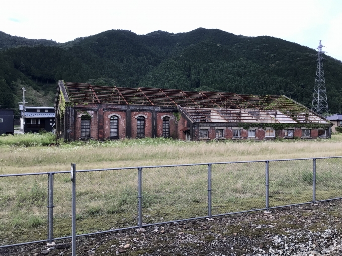 鉄道乗車記録の写真:駅舎・駅施設、様子(3)        「現在、倉庫として使用されている旧豊岡機関区和田山支区。」