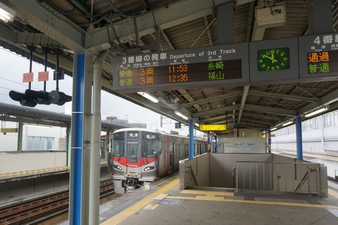 鉄道乗車記録の写真:乗車した列車(外観)(1)        「列車は糸崎行き。でも車両自体は糸崎でしばらく停車したのち福山まで向かうようです。」