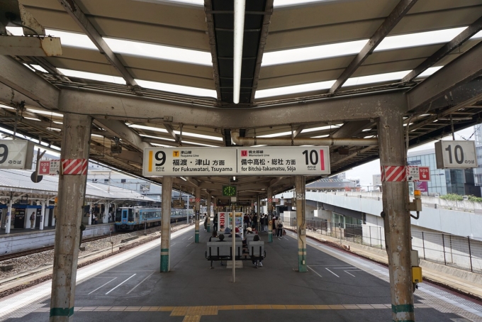 鉄道乗車記録の写真:駅舎・駅施設、様子(2)        「桃太郎線は10番のりばから発車します」