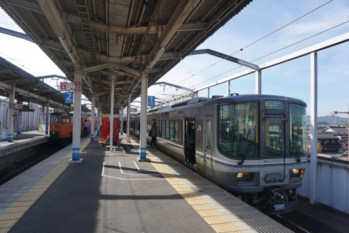 鉄道乗車記録の写真:乗車した列車(外観)(1)        「宇野行きとは同じホームで接続します」