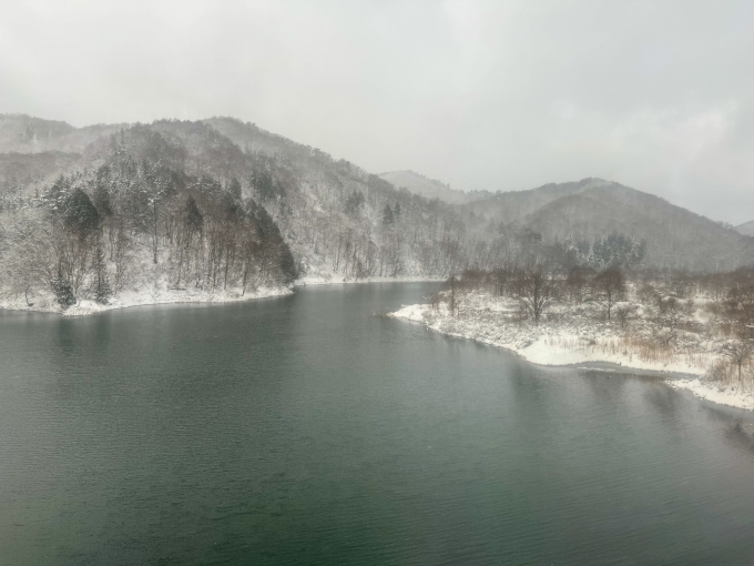 鉄道乗車記録の写真:車窓・風景(4)        「雪景色の錦秋湖を渡ります」