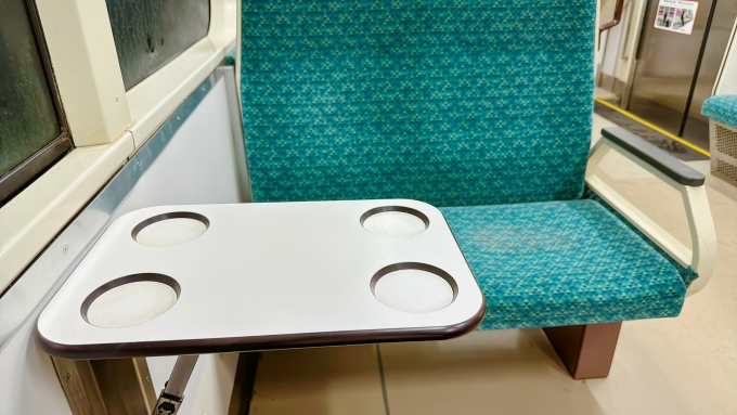 鉄道乗車記録の写真:車内設備、様子(6)     「テーブルがついていました」