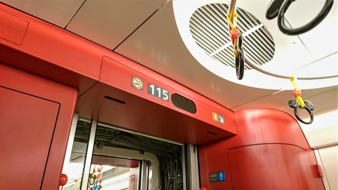 鉄道乗車記録の写真:車内設備、様子(5)        「車端部は赤色でまとめられています」