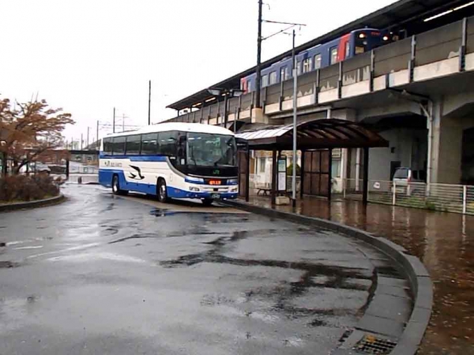 鉄道乗車記録の写真:駅舎・駅施設、様子(1)        「鹿島神宮駅前に停車する高速バス『かしま号』です。」