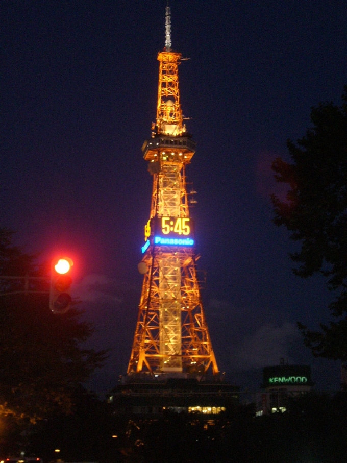 鉄道乗車記録の写真:旅の思い出(3)        「夕方の札幌テレビ塔です。」