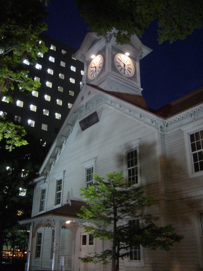 鉄道乗車記録の写真:旅の思い出(4)        「夕方の札幌時計台です。」