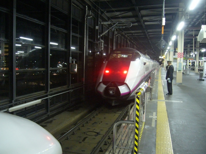 鉄道乗車記録の写真:列車・車両の様子(未乗車)(1)        「『こまち』切り離し、発車シーンです。」