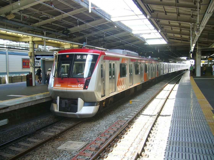 鉄道乗車記録の写真:列車・車両の様子(未乗車)(1)          「大井町線用6000系の試運転シーンです。」