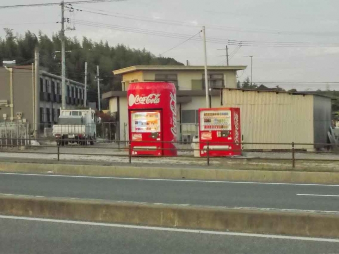 鉄道乗車記録の写真:旅の思い出(1)        「阿知須駅近くにあるコカ・コーラを模った自販機です。」