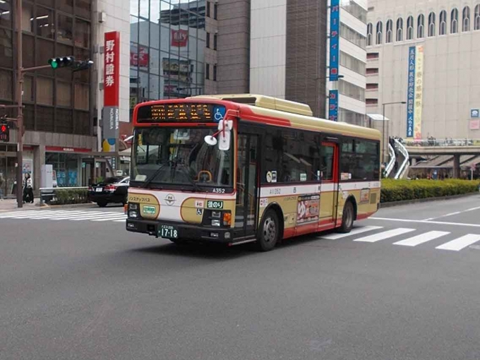 鉄道乗車記録の写真:旅の思い出(3)        「八王子駅北口を発車する西東京バス。」