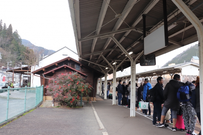 鉄道乗車記録の写真:駅舎・駅施設、様子(1)          「下呂駅構内は旅行客で大勢いました。」