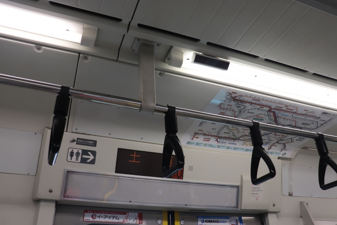 鉄道乗車記録の写真:車内設備、様子(4)        「防犯カメラが照明の上に取り付けられていました。」