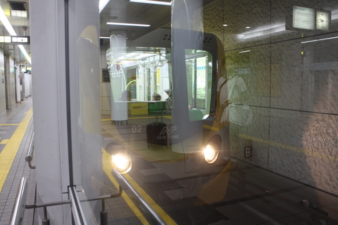 鉄道乗車記録の写真:乗車した列車(外観)(1)        「ガラス張りのため反射して写っています。
乗客の顔にはモザイク加工しています。」