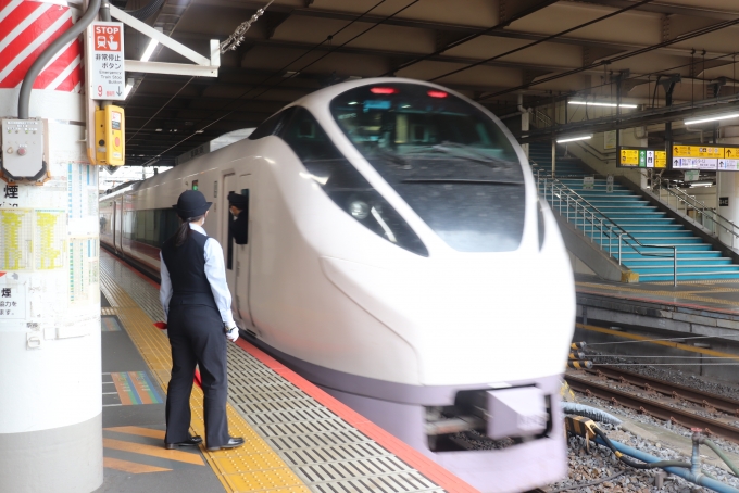 鉄道乗車記録の写真:乗車した列車(外観)(23)        「ときわ58号、上野駅発車。
駅員の顔が特定されないように配慮して撮影しました。」