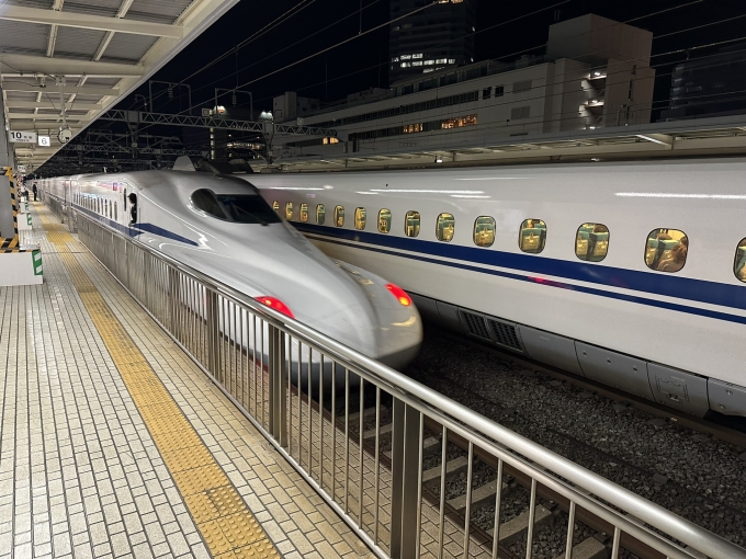 鉄道乗車記録の写真:車窓・風景(7)        「ひかり661は約1時間遅れで静岡へ
停車中に後続のぞみが追い付く」
