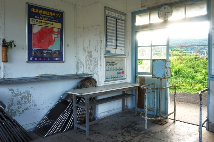 鉄道乗車記録の写真:駅舎・駅施設、様子(13)        「昔の窓口のようなものは残っていますが､この駅には自動券売機は設置されていません｡」