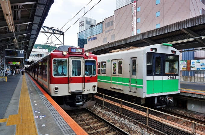 鉄道乗車記録の写真:列車・車両の様子(未乗車)(3)        「日本の鉄道史や怪奇話にも登場する長い生駒トンネルを抜け生駒市に初めてやって来ました。
(あれは旧生駒トンネルと旧線ですかね～)」