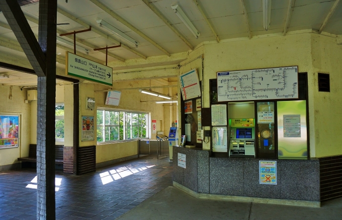 鉄道乗車記録の写真:駅舎・駅施設、様子(2)        「ちょっと趣を感じる駅舎内部」